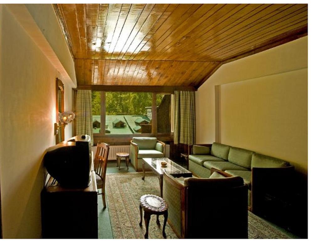 Hotel Broadway Srīnagar Rum bild