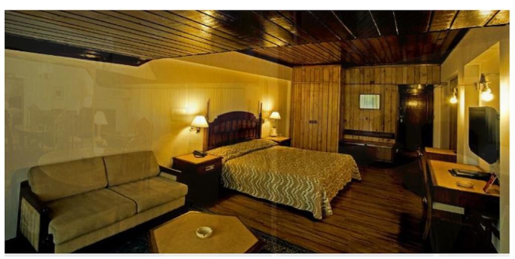 Hotel Broadway Srīnagar Rum bild