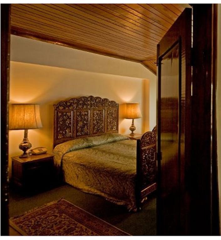 Hotel Broadway Srīnagar Rum bild