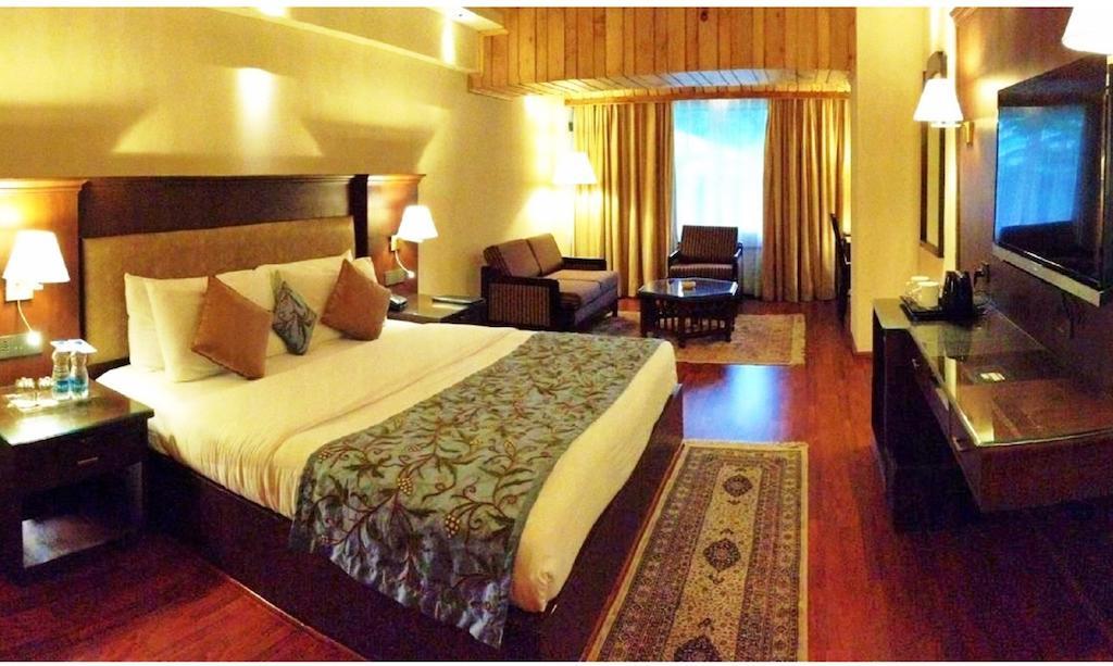 Hotel Broadway Srīnagar Rum bild
